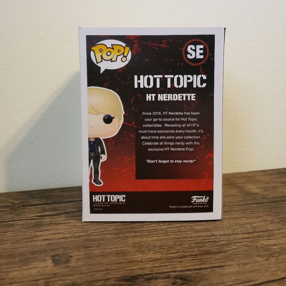 POP! Hot Topic Nerdette - Picture 3 of 6